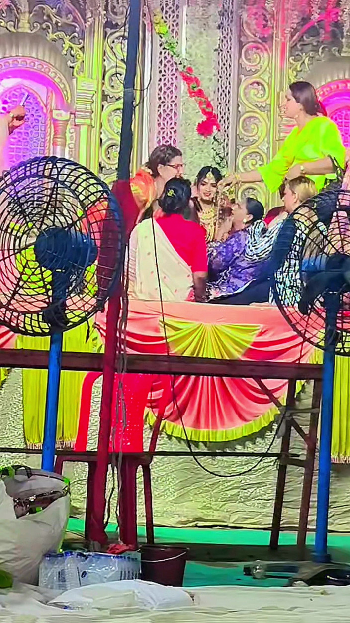 Zoyasazadai: Zoya Shezadi 인도 기능에 가서 오늘 밤 검은 색 전통 Saree 아름다운 파티 기능을 입고 있어