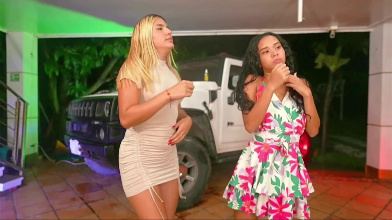 Good Girls Mansion: Onu vibratör ggmansion ile mastürbasyon yapmaya teşvik ediyoruz