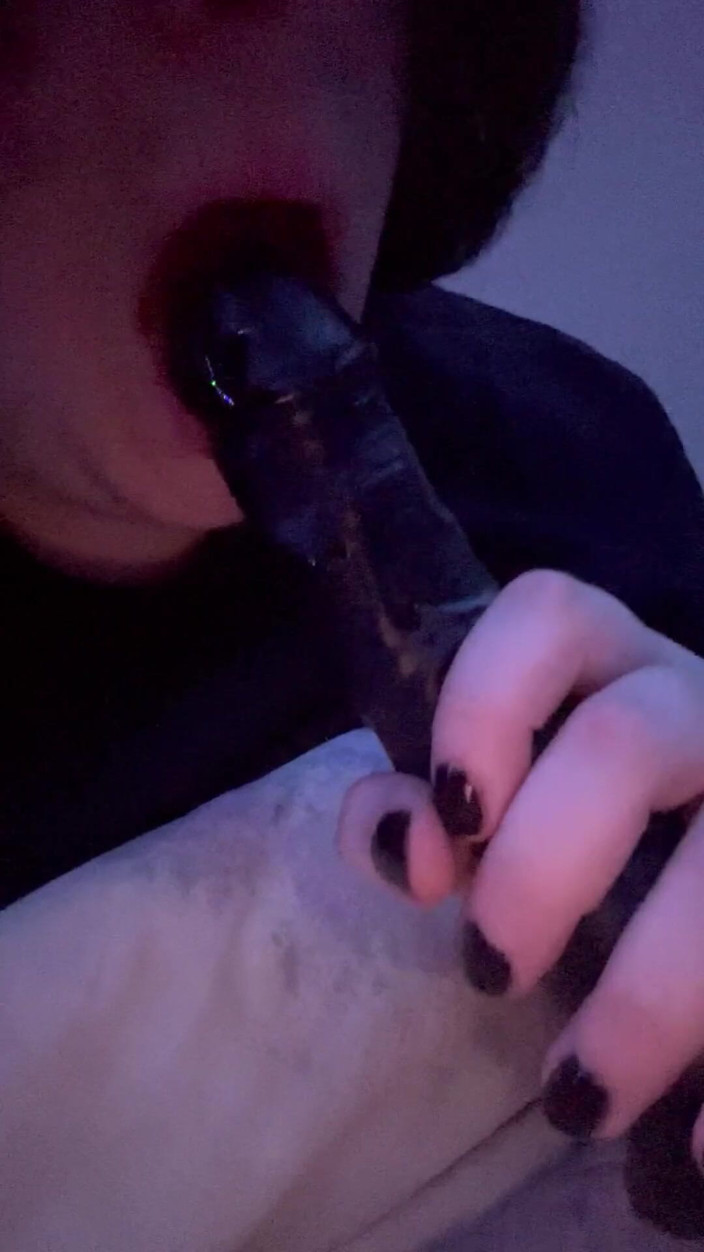 Sexualescape69: Îmi suge vibratorul, o face drăguță și umedă