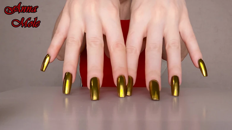 Anna Mole: Batendo dedos, unhas douradas