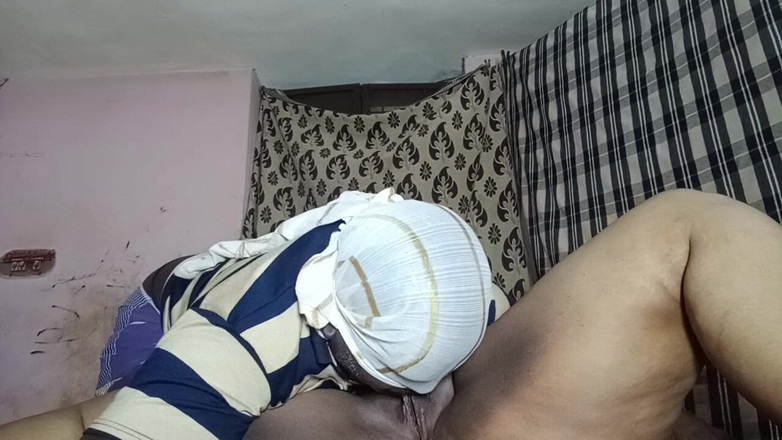 Tamil Anti Uma: Моя тітонька Пресма прийшла до мене додому після довгого часу. Коли вона попросила мене лизати її пизду, я лизав її і узяв воду, як вона.