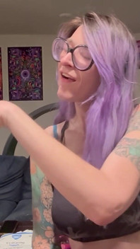 67 La gigantessa morsa con un lungo dito
