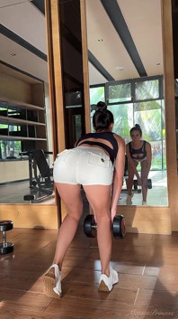 Allenamento in palestra in top sexy e pantaloncini attillati