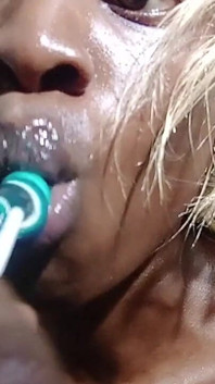 Alexa - loira semi-nua chupando doce