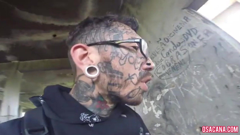 World Gay: 壁を飛び越えて揺れる小屋でオナニーしました