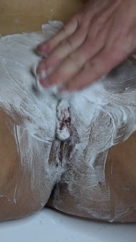 Rasieren einer muschi mit einem Trimmer und einem Rasiermesser! Closeup!