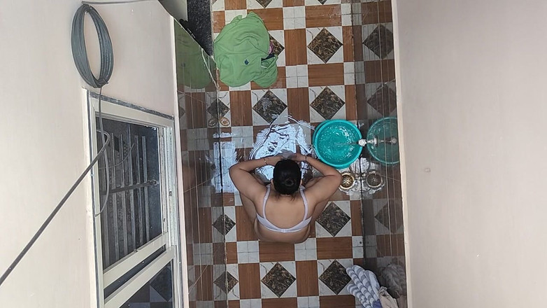 Hot crystal: Viděl jsem sousedovu švagrovou, jak se koupe