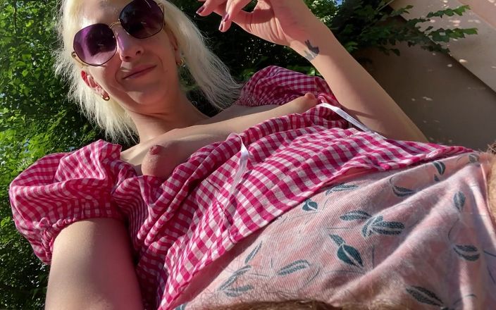 Cute Blonde 666: Fumando ao ar livre enquanto mostra minha buceta e peitos...