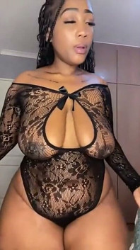Ébano grandota hace striptease & twerking