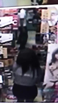 Une jeune femme solitaire se fait parcourir le couloir dvd pour adultes pendant que son mari travaille à nouveau tard ce soir - partie 4