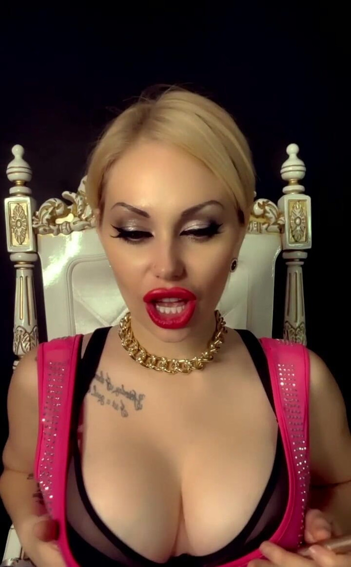 Goddess Misha Goldy: Přestávka na kouření! Kouř se mnou a poslouchej moji oblíbenou...