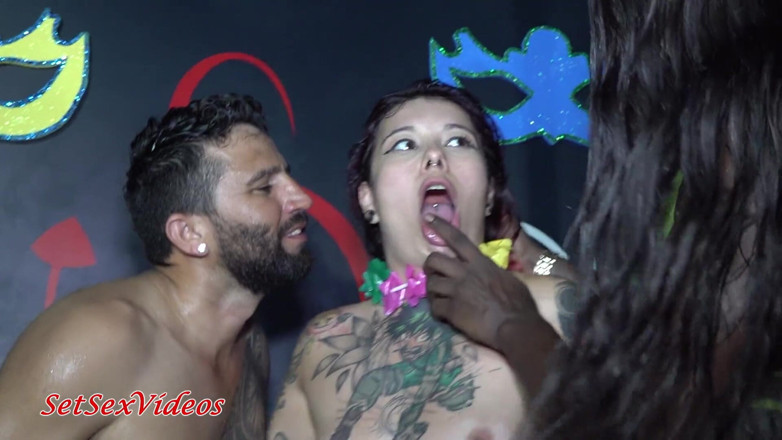 SetSexVideos: Lizzy Hartz debutando en una fiesta de carnaval, muy cachonda