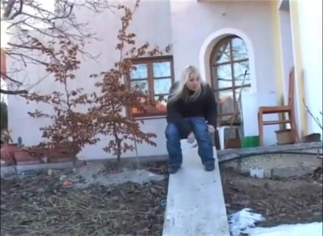 Femdom Austria: Vagabunda mija ao lado de uma casa