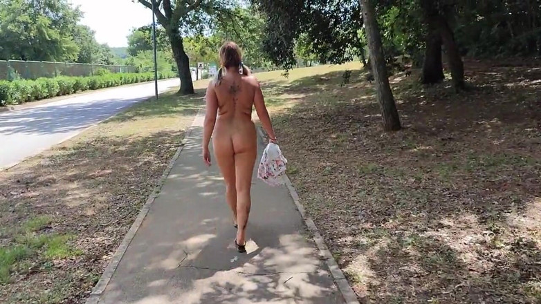 Laura Dee: Helemaal naakt op straat lopen en spelen met mijn poesje