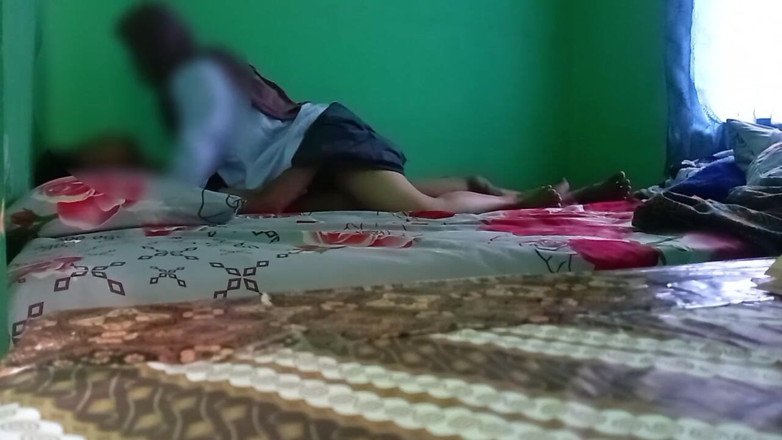 Famly sex: Virální student nosí hidžáb v pokoji svého učitele
