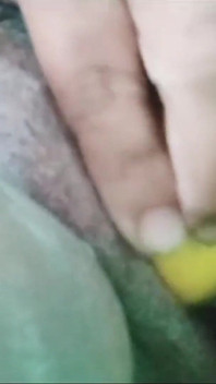 Tante seksi filipina lagi asik masukin buah ke dalam memekku