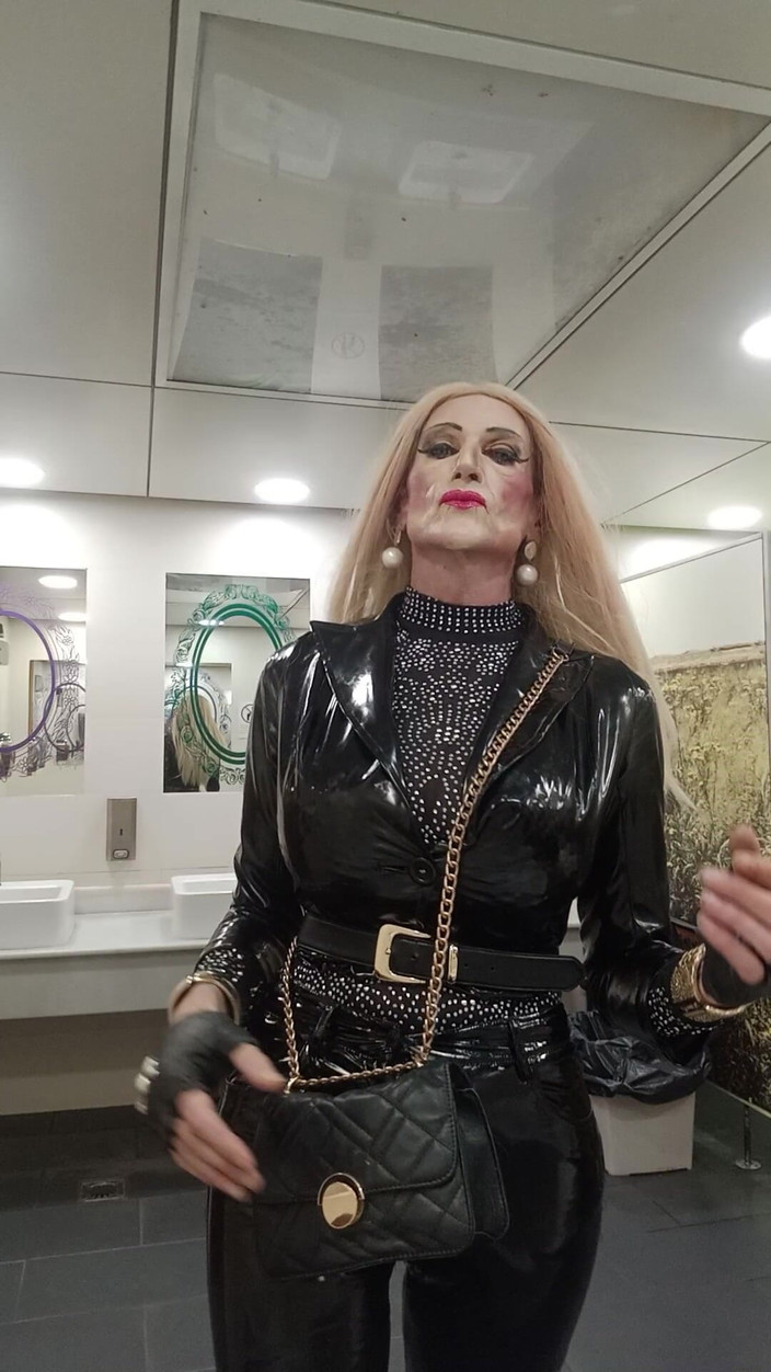 Tatiana Zorrita: वीनिल