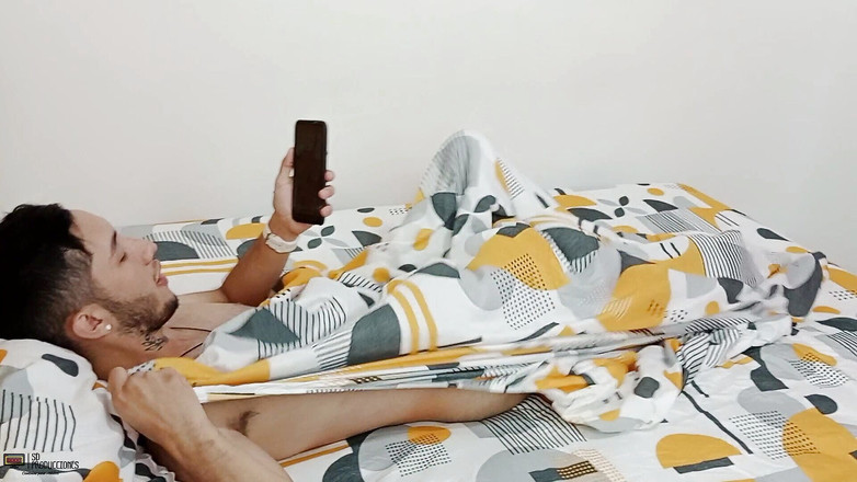 Vayolet: 我的继兄弟在他的房间里自慰，我好好地操了他一次 - 西班牙语色情