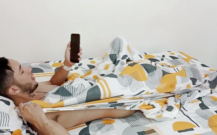 Vayolet: 그의 방에서 자위하는 의붓여동생과 나는 좋은 섹스로 그의 열기를 벗어 - 스페인어 포르노