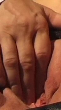 Zralá brunetka MILF je olízaná a pak saje ptáka