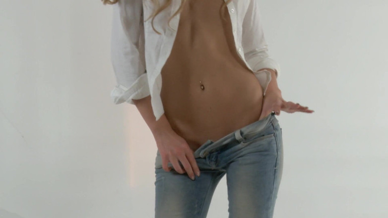 Adult Deluxe: Si cantik blonde berbogel &amp; menyentuh dirinya