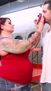 Bbw erika scopata in lavanderia da uno sconosciuto sull'essiccatore