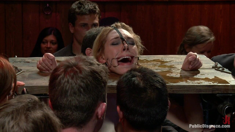 Public Disgrace by Kink: Si blonde berusia 20 tahun yang cantik dikongkek dan dihina