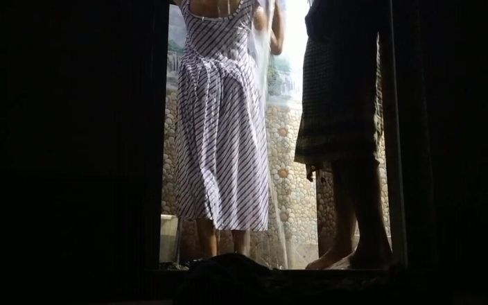 Fantacycutting: Svägerska badade i badrummet när svåger kom bakifrån och började...