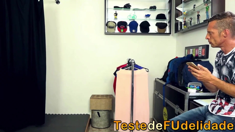 Teste de Fudelidade: 판매원이 매력적인 고객과 성관계를 가졌다