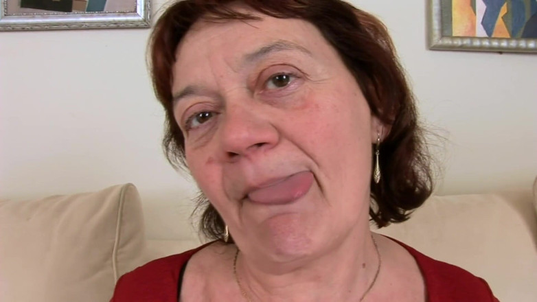 Mature Climax - 100% Mature Videos: Une mamie baise avec un jeune étalon