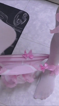บ้าน sitter โรคจิตเย็ดดิลโด้ในถุงน่องกับถุงมือซาติน ถอดกางเกงในในครัวบ้านเจ้าของ