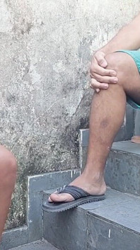 Bercinta dengan gadis muda itu dengan kuat di tangga dubur