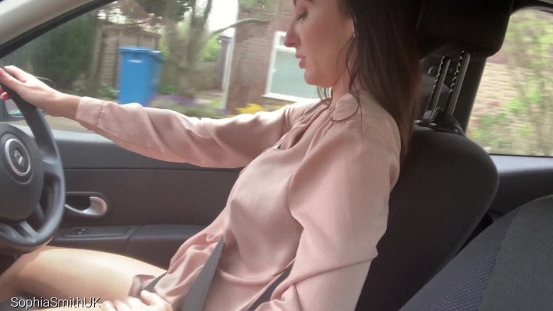 SophiaSmithUK: Sexy meisje gaat rijden