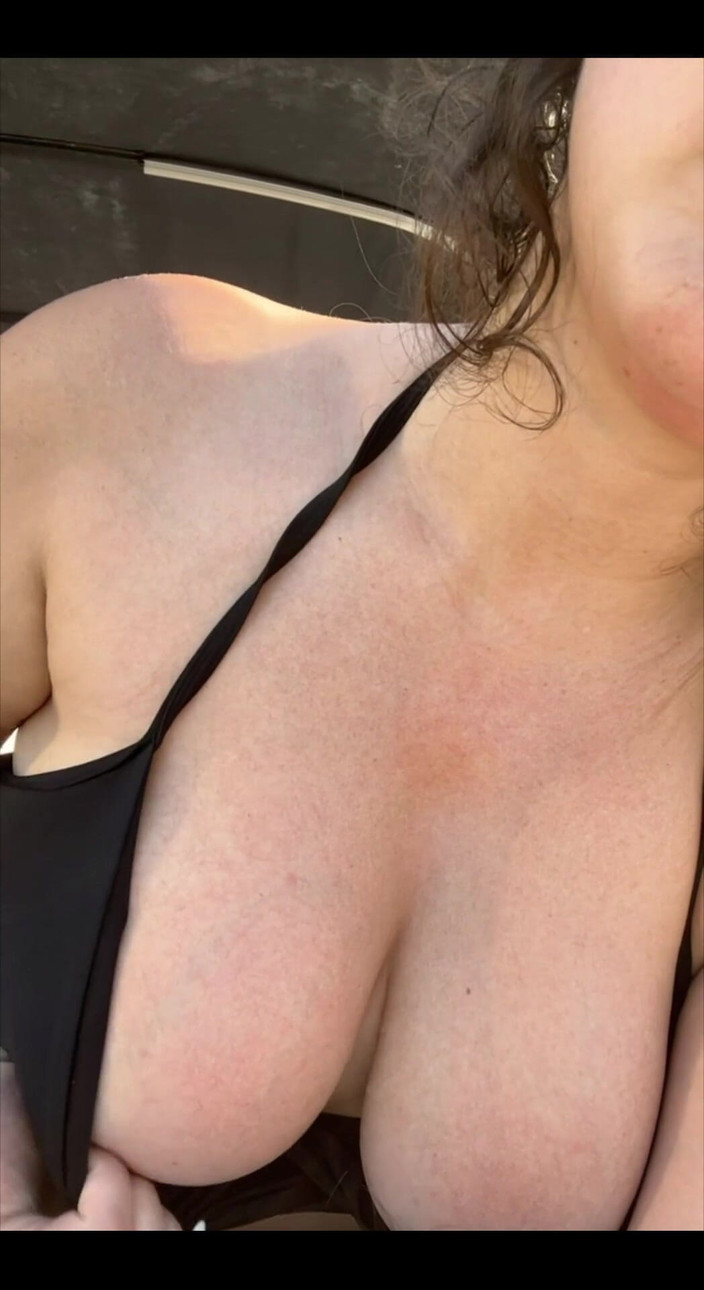 Josie Jaxxon: Засвет киски на улице