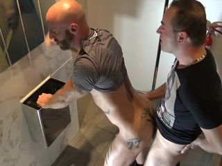 Crunch French bareback porn: 法国肌肉色情明星艾默西德维尔在公共厕所被一个顶级爸爸生性交