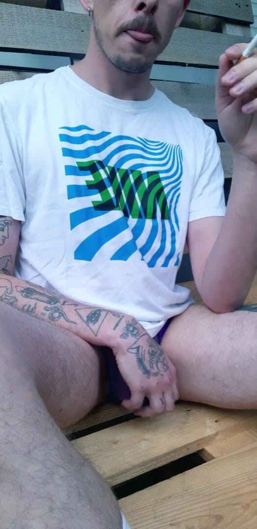 Mykinkypleasure: Palenie na balkonie // pokazujący kutasa