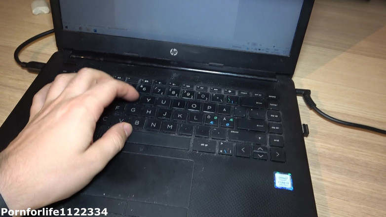 Pornforlife1122334: Secretara a început să-mi sugă pula sub masă și nu s-a oprit...