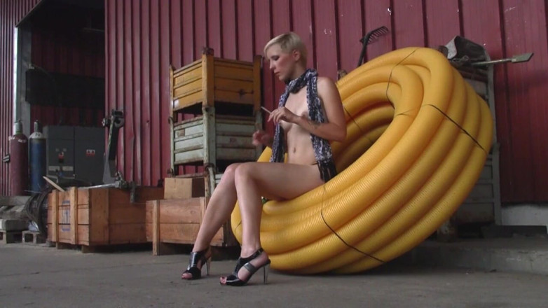 Facial flavor: Blondes mädchen in high heels sitzt nackt in der fabrik...