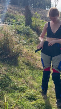 Mini pisse sexy lors d’une visite à moto