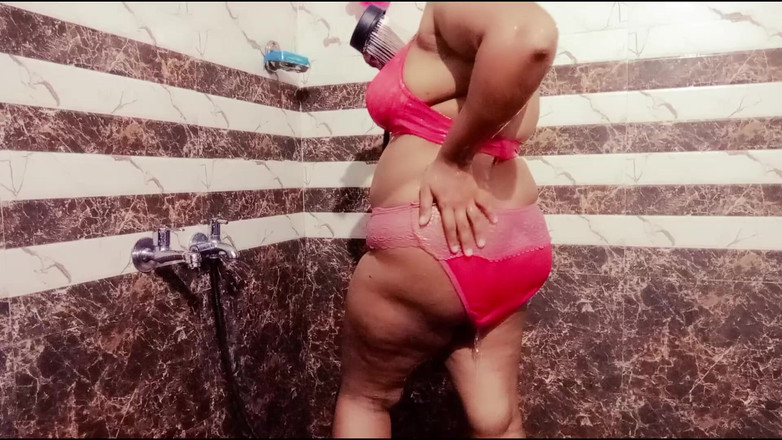 Your Arya: Ma belle-mère desi prend une douche dans la salle de...