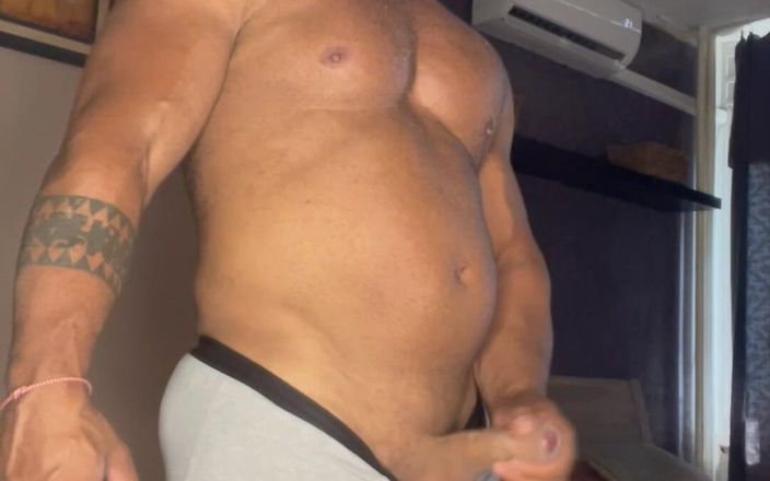 Mr. Guru: Domnul Guru se masturbează solo. Pulă din lenjerie intimă. Culturistul...