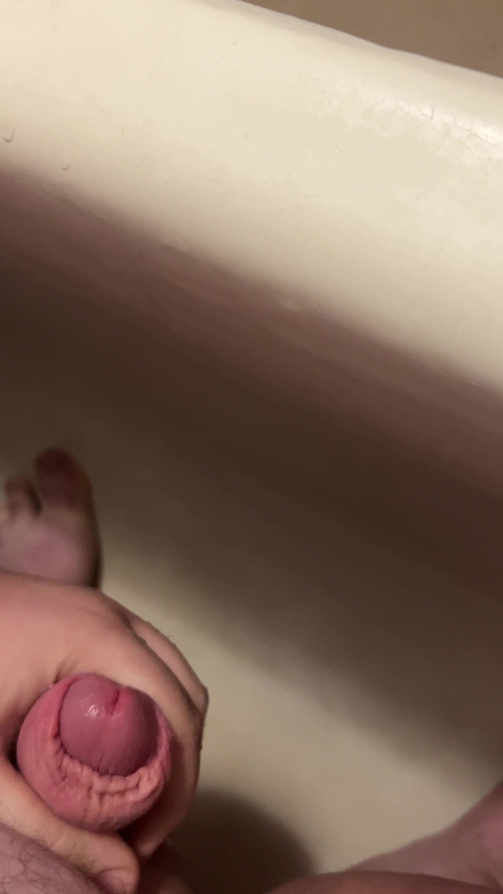 Makssssimus: 小さなチンコがバスルームでオナニーして射精する