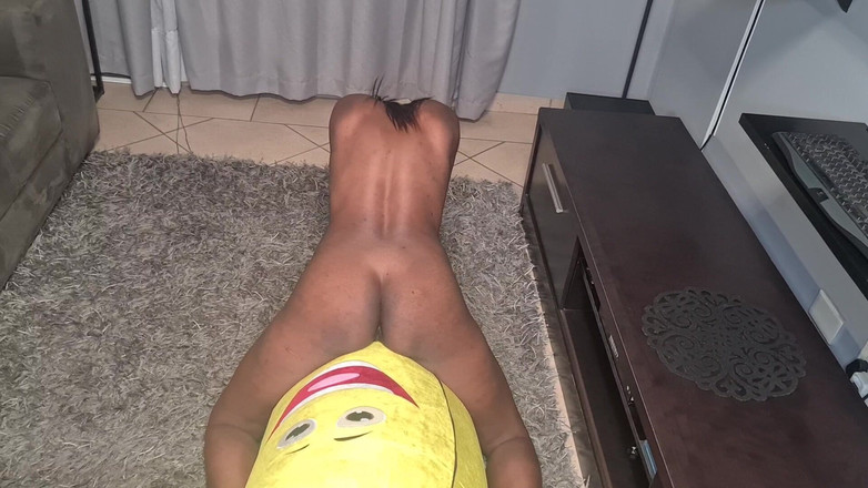 domslutfucker: タトゥー入りのデシのスラットが大きなバナナに腰を上げる、クローズアップ