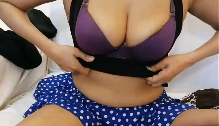 Miya White: Indische actrice dichtbij mijn vuile voeten mijn kontgat en poesje...