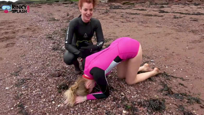 UKCuteGirl Lucy Lauren: Latihan Hamba Pantai Awam Dengan Neoprene Mistress Zoe Page