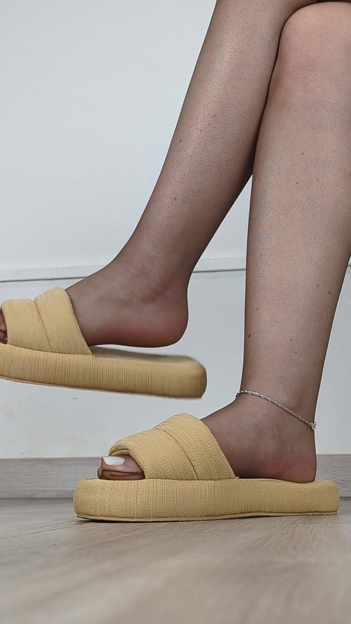 Dame Olga: Gioco di scarpe, ciondolanti e camminata in pantofole e calze...