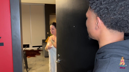 MsJasmine699: BBC Sucks Nut Out MILF's Pussy and Spits in Her...