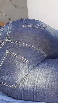 Zdejmij moje dżinsy i połóż tego kutasa i jego obciążenia na moją cipkę