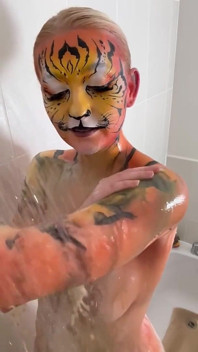 Pancuran mandi harimau bermain solo