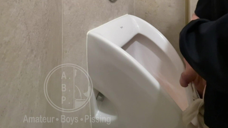 AmateurBoysPissing: Nachytala chlapa, jak chčije v dalším pisoáru